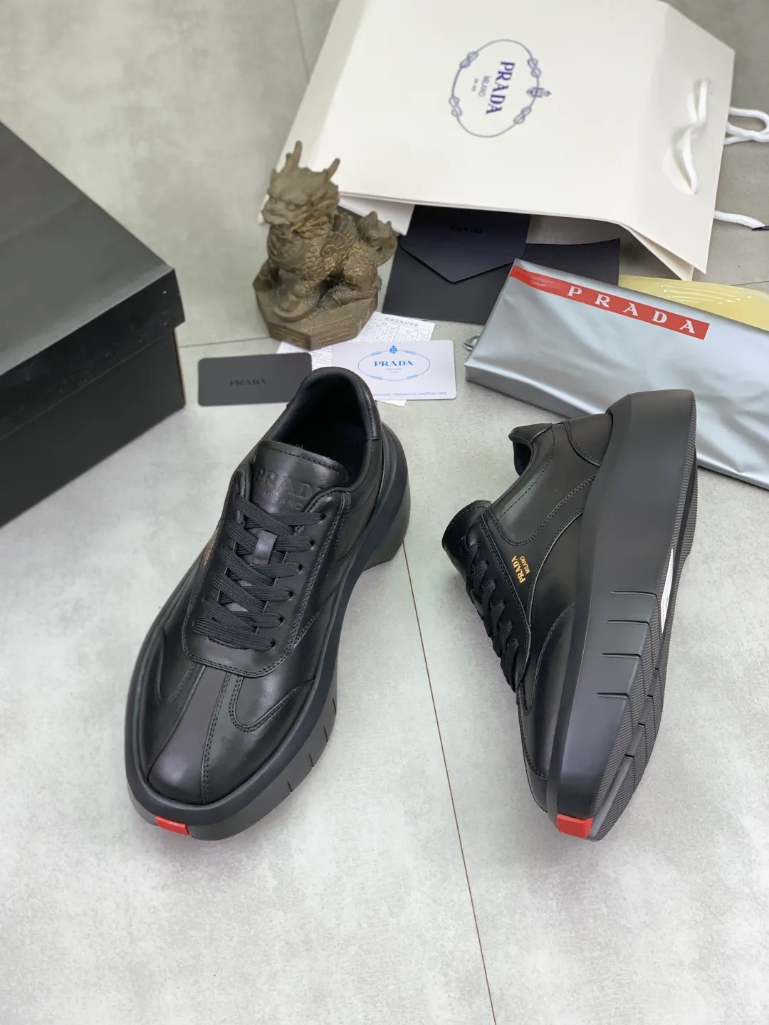 Men's shoes 💰P600💰[New model] The top version is available on the official website, 🆘 The trendy brand (Prada) mainly promotes the popular model, avant-garde and versatile fashionable men's shoes, private version mold opening, cowhide surface splicing 1:1.. Fashionable and simple, original imported cowhide lining cowhide feet; the atmosphere and personality are more fashionable, eye-catching and pursuing class. It will subvert the old idea and be a must-have for fashion trendsetters with you! Must keep it for yourself! Tall and comfortable, large and low, high-end quality workmanship. The new high-end outsole on the official website. Size: 38-45. Available in black and white.